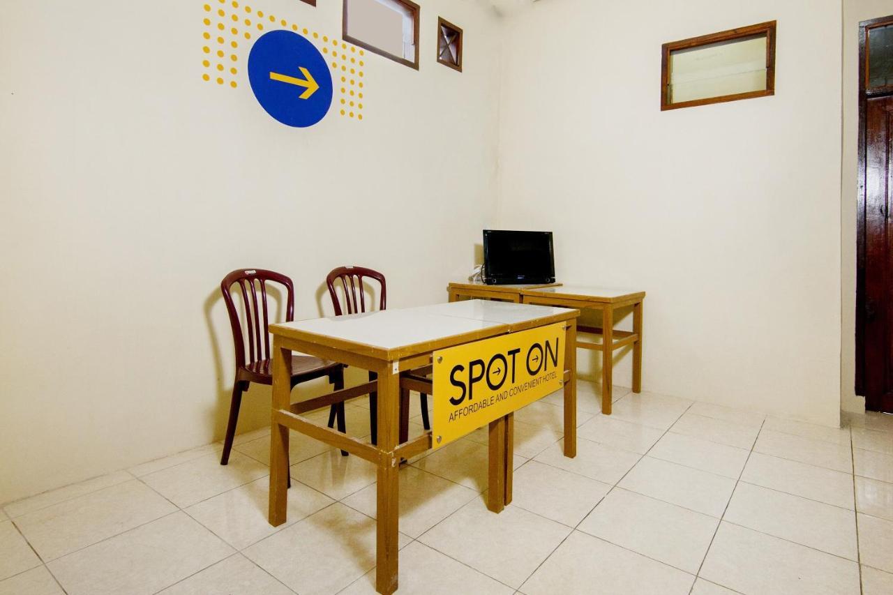 Spot On 2076 Hotel Stadion Berastagi Exterior foto